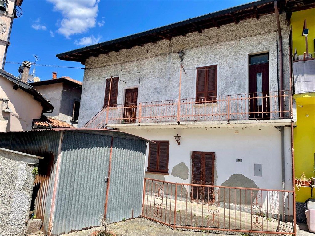 SOLEGGIATA CASA DELLA NONN  di 3 locali 2 bagni - area esterna privata recintata + box