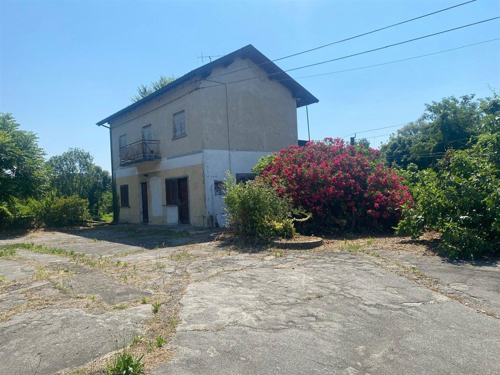 CASA INDIPENDENTE CON TERRENO MQ 800