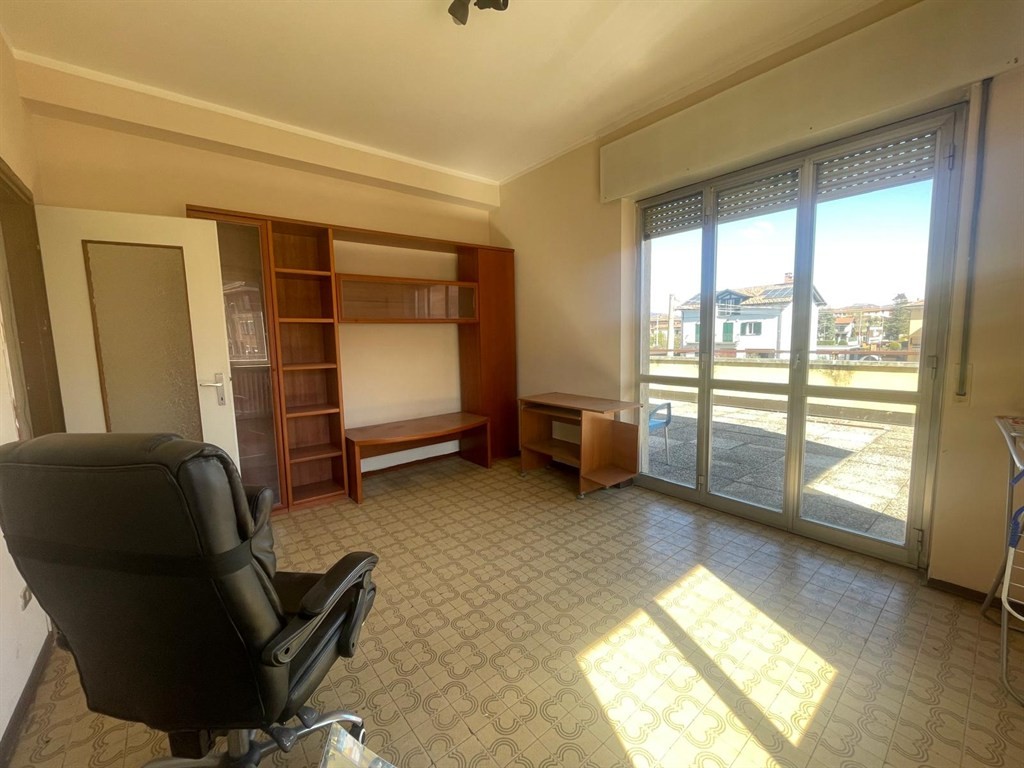 cst500 - ampio trilocale tutto balconato, box cantina e posto auto-- solo 750 € inclusi riscaldamento acqua e spese condominiali