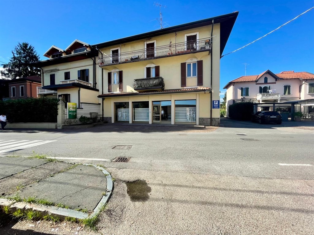ottimo grande negozio con vetrine, magazzino, uffici - accesso carraio riservato