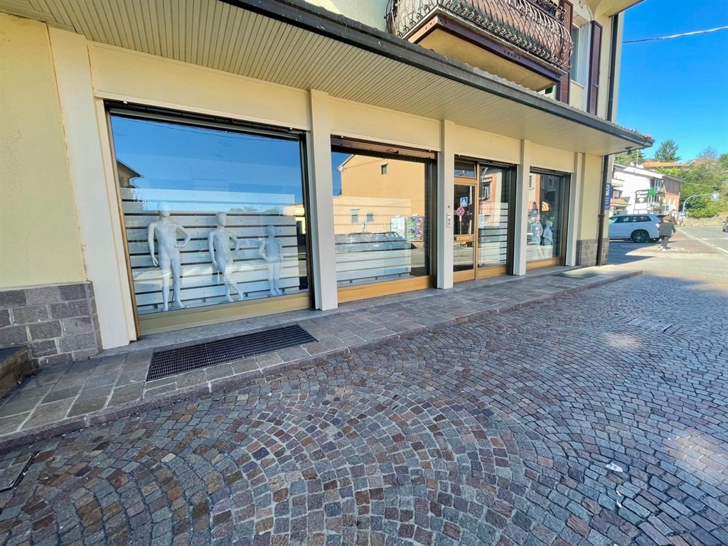 ottimo grande negozio con vetrine, magazzino, uffici - accesso carraio riservato