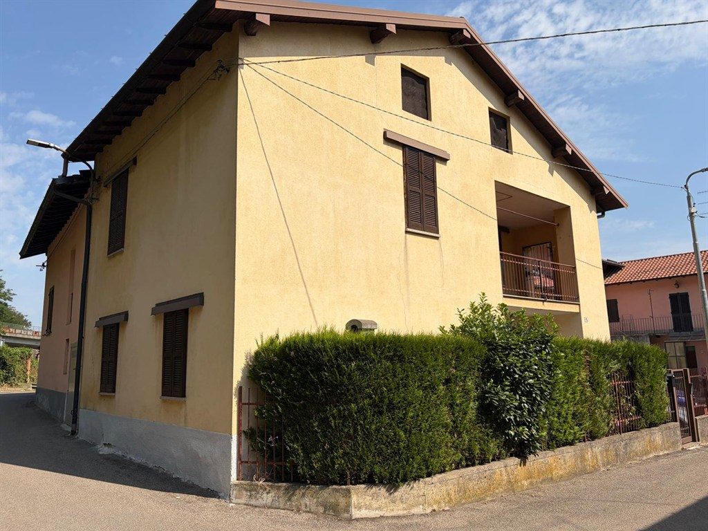 va185 - casa indipendente libera subito: 4 locali, servizi doppio box e picola area esterna recintata