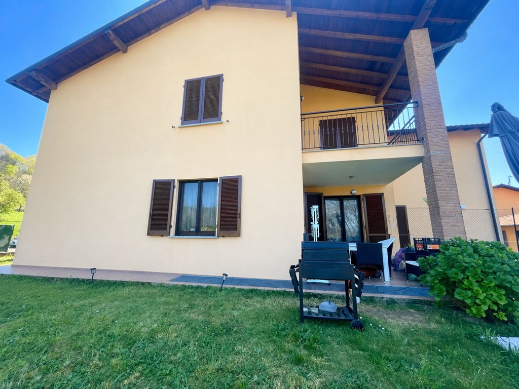 zzt920 - ampio trilocale con cucina arredata - ampio giardino - 2 box auto..