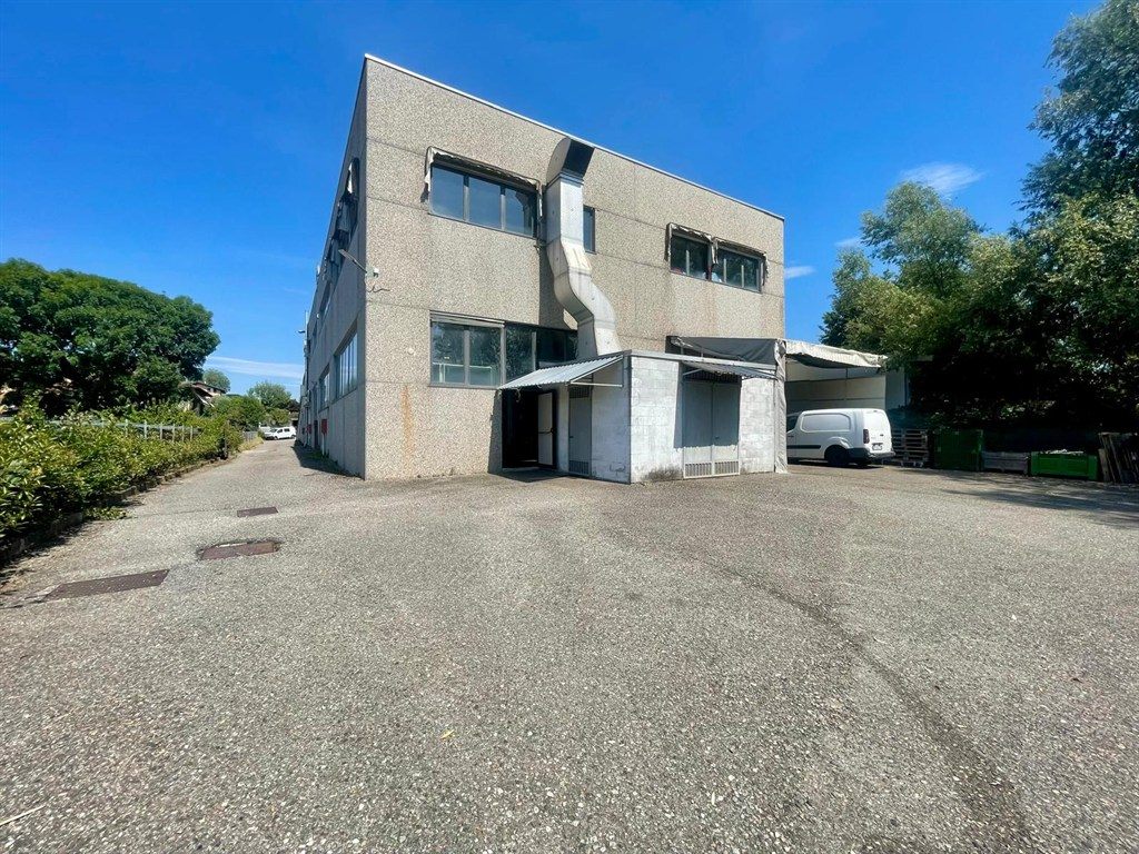 Capannone produttivo con ampia area esterna privata