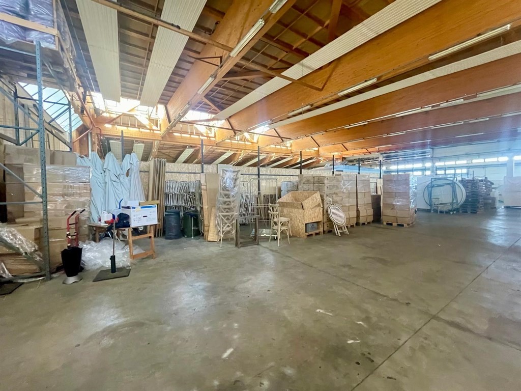 magazzino mq 550 con servizio ed accesso carraio per mezzi