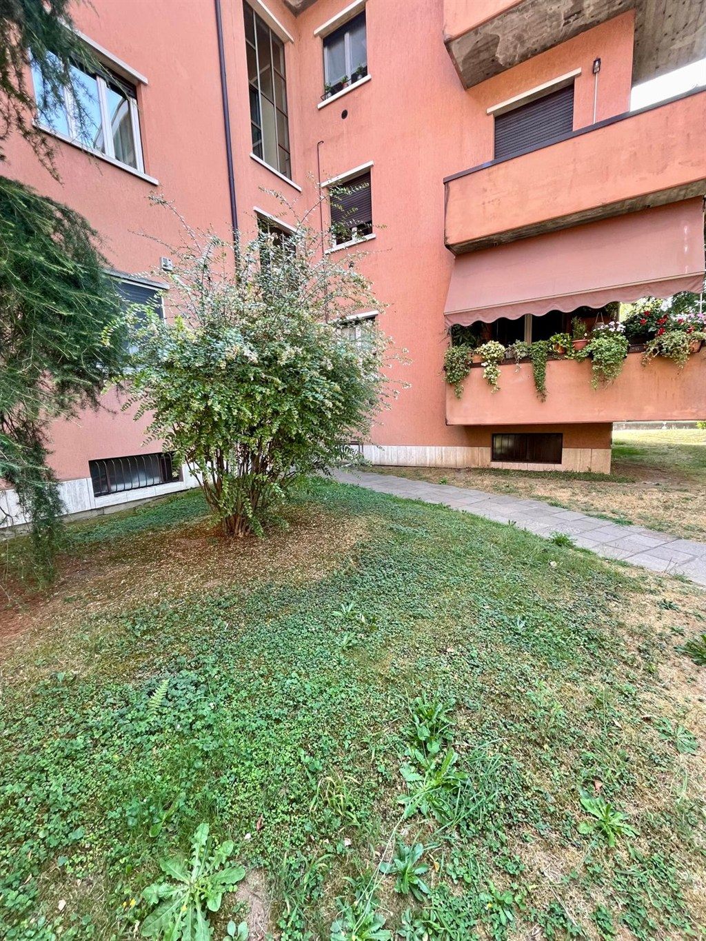 cst99 - ampio appartamento trilocale con box - cantina e balconi