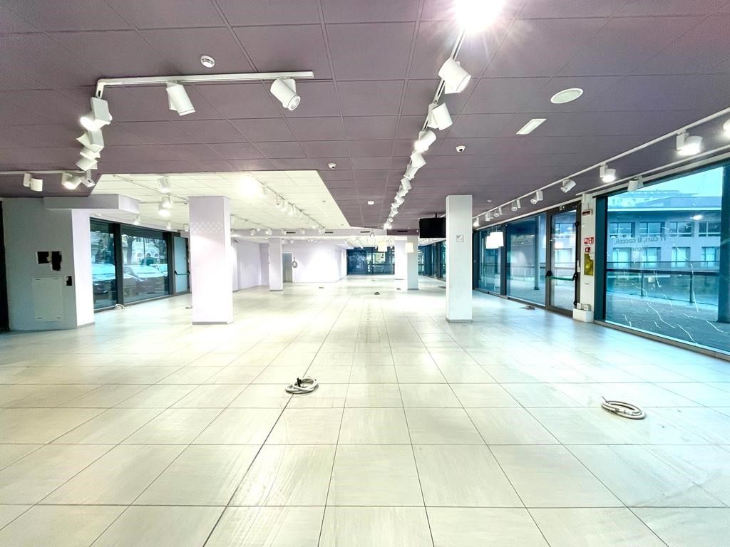 Nuovo negozio di circa 450 mq, dehor, ottima visibilità.. Ideale anche per ristorazione