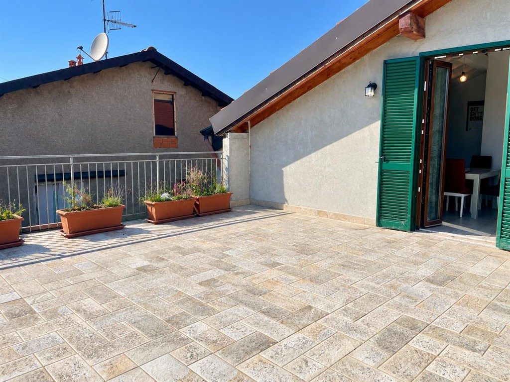 cv750 - PARTICOLARE APPARTAMENTO MANSARDATO CON AMPIO TERRAZZO, BOX E POSTO AUTO