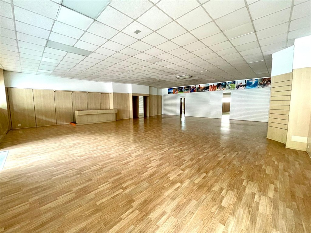 OTTIMA VISIBILITA'.. INTROVABILE NEGOZIO OPEN SPACE MQ 210 CON 2 AMPIE VETRINE .. LIBERO SUBITO