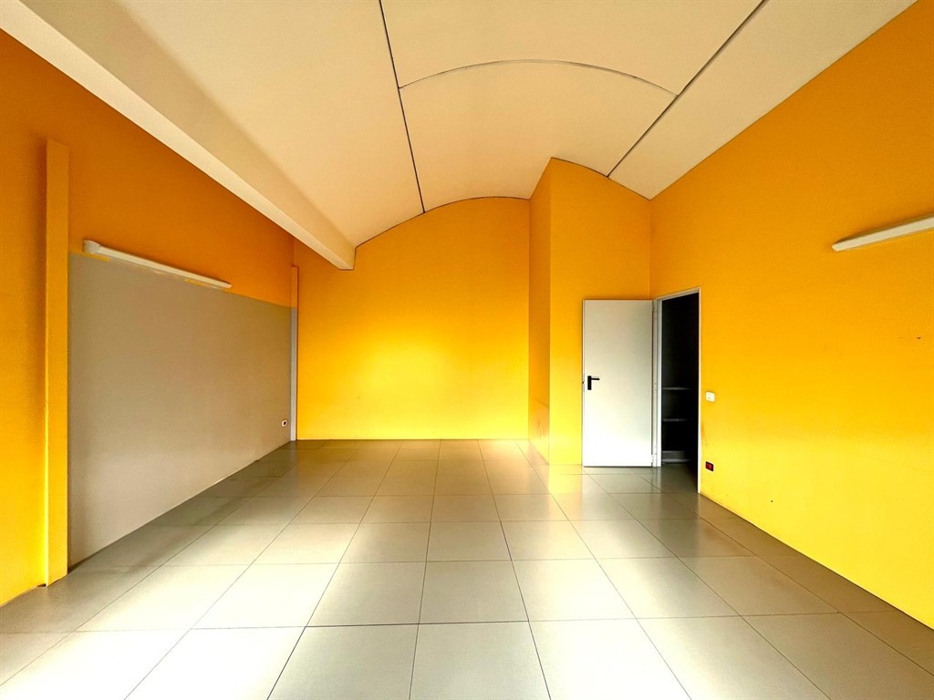 cdv1000 - ufficio indipedete di 3 grandi locali + 4 posti auto